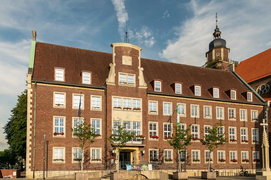 Budova ministerstva financí symbolizující státní záruku.