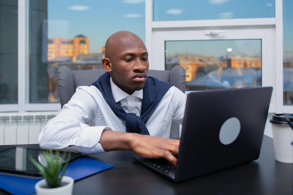 Moderní kancelářská budova reprezentující korporátní sektor.